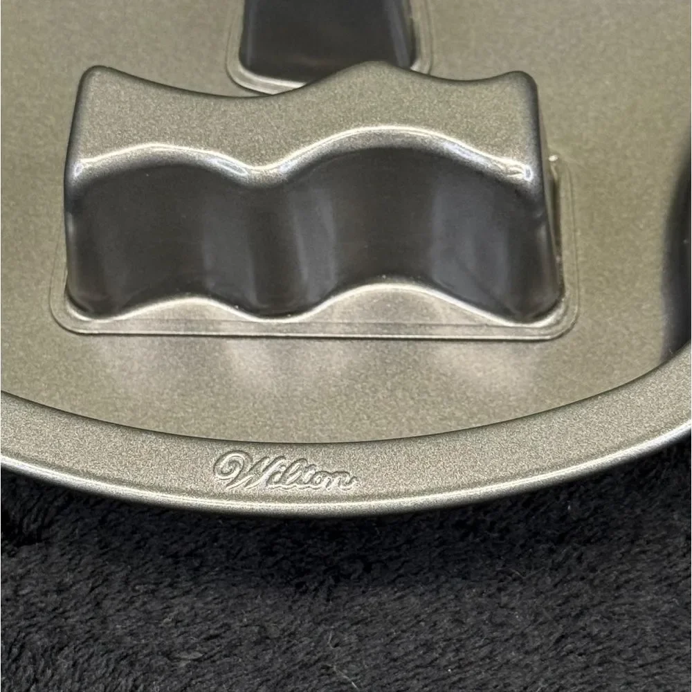 Wilton Skull Cake Pan – Spooky Halloween Bakeware